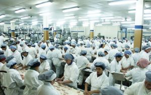 Fripur employs 1.100 people, normally is responsible for 30% of Uruguay's annual exports and currently has liabilities in the range of 70 million dollars.