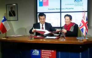 Ambassador Clouder and Minister Luis Felipe Cespedes signed the MOU at the headquarters of the Chilean Ministry of Economy, Development and Tourism.