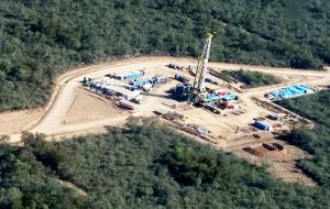 The Lapacho well, currently drilling in Chaco, has discovered two conventional oil bearing pay zones in the Devonian Icla Formation at a depth of 3,926 meters.