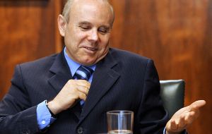 Mantega said that re-election of Dilma shows a majority of Brazilians approve the current economic policy 