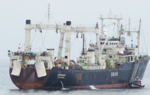 Apparently the vessel involved is “Union Sur” which belongs to a Chilean company linked to the Japanese group Nissui 