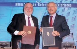 The accord to ensure greater connectivity was signed by foreign minister Heraldo Muñoz and Argentine ambassador in Santiago, Gines Gonzalez Garcia (L).