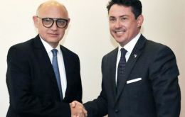 “Honored to represent the US in Argentina” said Mamet, seen here shaking hands with foreign minister Timerman 