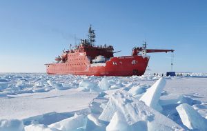 'Aurora Australis' icebreaker and a team of scientists and technicians from the Australian Antarctic Division and other bodies managed to get close to Totten 