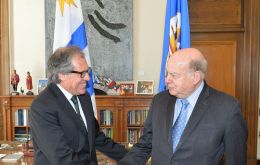 Almagro greeted by Insulza before the meeting in which they discussed the regional political situation 
