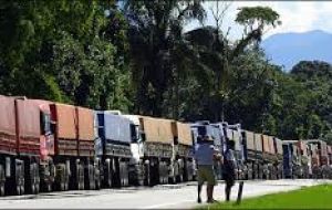 Trucks heading to the port through the city of Santos on the Anchieta Highway were prevented from entering, although they could proceed to Guaruja