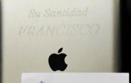 The iPad carries the inscription “His Holiness Francisco. Servizio Internet Vatican, March 2013,” with a certificate signed by the Pope's personal secretary