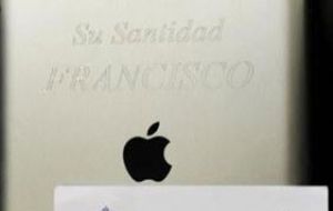 The iPad carries the inscription “His Holiness Francisco. Servizio Internet Vatican, March 2013,” with a certificate signed by the Pope's personal secretary