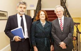 Filmus, with Ambassador Alicia Castro and former UK ambassador in Argentina, John Hughes at Canning House 
