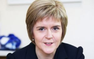 Sturgeon is proposing that the four UK nations: England, Scotland, Wales and Northern Ireland-, should leave the EU only if all of them agree to do so.