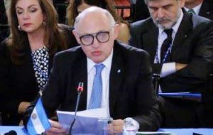 Timerman addressing the OAS assembly. His words must have been very boring since Daniel Filmus sitting behind is clearly fast asleep in his chair.