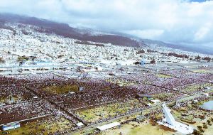 The pope addressed over 900,000 faithful who braved the cold and rain to hear his homily in Bicentennial Park, Quito