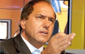 “These measures ordered 17 working days before an election really do make you think,” fired Scioli the Victory Front's presidential candidate
