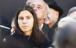 Iara, the eldest daughter of Special Prosecutor Nisman, lit a candle, deposited a flower to honor his father and had a letter read aloud
