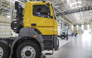 Daimler AG is eliminating 1,500 jobs at its Brazilian truck-making division as demand for commercial vehicles in the country shows no sign of recovery. 