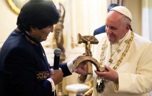 In Bolivia, in another difficult situation involving a crucifix based on a hammer and sickle which became viral, Francis felt the need to explain the incident 