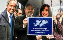 Hopeful Scioli, Lula da Silva and Cristina Fernandez holding the Pope's poster calling for Malvinas dialogue