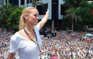 Tintori read a letter from her jailed husband in which he said: “I do not regret the decision that I made.” He added, “great causes deserve great sacrifices”.