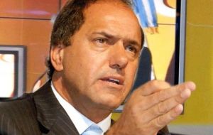Incumbent candidate Scioli accused opposition sectors of pushing to “discredit an election” the federal administration won “by more than 100,000 votes.”