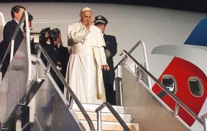 At the airport, Francis thanked all those who worked to prepare for his visit. He said he was leaving the U.S. with “a heart full of gratitude and hope.” 