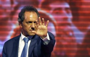 Scioli claimed Macri plans “a major currency devaluation, which would mean a loss of wages in real terms.” 