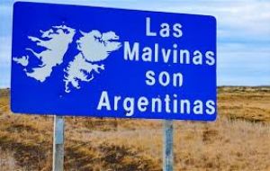 Malvinas Argentinas, a common sight in many Argentine highways 