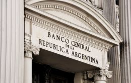 Banks argue the Argentine central bank reserves are at rock-bottom and the tendency is to continue. Likewise inflation is estimated at 28%
