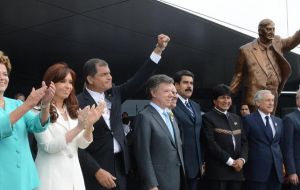 Castro spoke of a revolutionary change and mentioned some leaders: Nestor and Cristina Kirchner; Lula; Dilma; Hugo Chavez; Morales, Correa, Bachelet 
