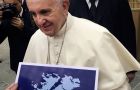 The Pope holding the Malvinas dialogue poster. His secretary said the sign was put in his hands by Argentine visitors to the Vatican