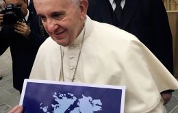The Pope holding the Malvinas dialogue poster. His secretary said the sign was put in his hands by Argentine visitors to the Vatican