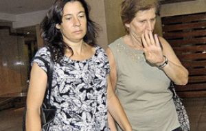 “I want to know some day how he died: if he made that decision or if he was forced, I want to know what happened to my brother”, said Sandra Nisman (L)