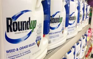 Roundup is used by farmers throughout the world in more than 140 countries, generating Monsanto US$4.8 billion in fiscal 2015 revenue. 