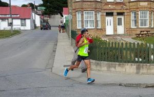 The Tucuman runner turning at Philomel Road in front of Jubilee Villas