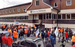 “We must not forget that the main avenue San Martin and Government House remain blocked to officials, staff and the public”, said minister Díaz.