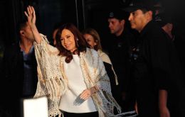  Flanked by police and illuminated by camera flashes, CFK smiled and waved at thousands of sympathizers who encouraged her with banners and chants