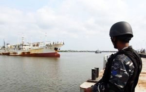 On Friday April 22 the Indonesian Navy was informed on the presence of Hua Li 8 in its EEZ  and did not hesitate in arresting and taking her to port. 