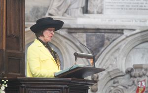 The Honourable Alexandra Shackleton reads from Shackleton's Boat Journery at the Nave Pulpit