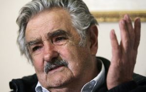 Uruguay's former president Mujica and very close to Chavism joined the controversy saying that the Venezuelan president “was mad as a mad hatter” 