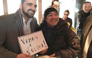  The former Argentine captain and coach Maradona with Ushuaia mayor Vuoto and the “We'll return” poster
