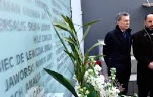 Macri accompanied by Cabinet chief Marcos Peña and other government ministers placed a floral tribute at the memorial and at 9:53 a.m. a siren sounded
