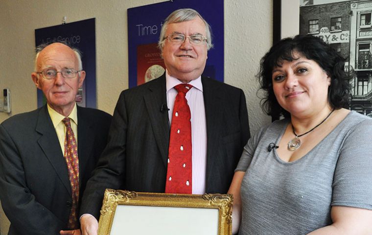  Former Governors David Tatham, Donald Lamont and Museum Director Leona Roberts display the painting - Pic Peter Pepper