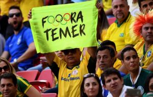 Since the beginning of the Games, Brazilians have carried out protests, holding out signs with “Out with Temer” written on them in several competitions. 