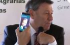 Nin Novoa receives the call on its cell phone, smiles and comments it was Delcy Rodriguez