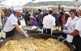 Huge pans were distributed in downtown and paella portions distributed among attendants following the end of the parade 