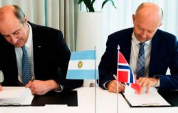 YPF CEO Ricardo Darre and Statoil Exploration vice president Tim Dodson sign the agreement in Oslo