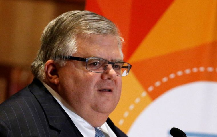 Central Bank governor Agustín Carstens prepares for an “adverse” result in the US election.