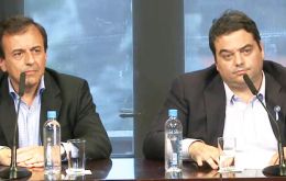 Mario Quintana and Jorge Triaca address the press after reaching agreement with businessmen and union leaders