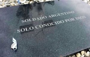 According to Argentine official sources the number of graves at Darwin cemetery with non identified remains totals 123.