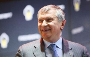 Rosneft CEO Igor Sechin reached an agreement with private investors and a Qatari fund to sell 19.5% of shares