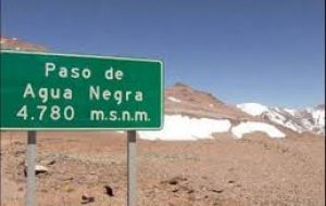 The current Agua Negra pass, 4,780ms above sea level, is used by 10,500 vehicles a year, does not handle freight and from May to October it is closed because of snow. 